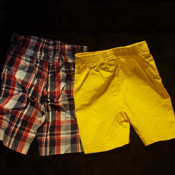 2 pair of bermuda shorts - Picture 2 of 4